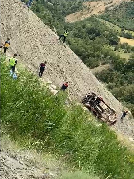 Minibüs, uçuruma yuvarlandı: 1'i çocuk 4 ölü