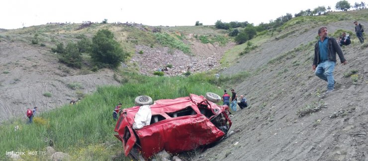 Minibüs, uçuruma yuvarlandı: 1'i çocuk 4 ölü
