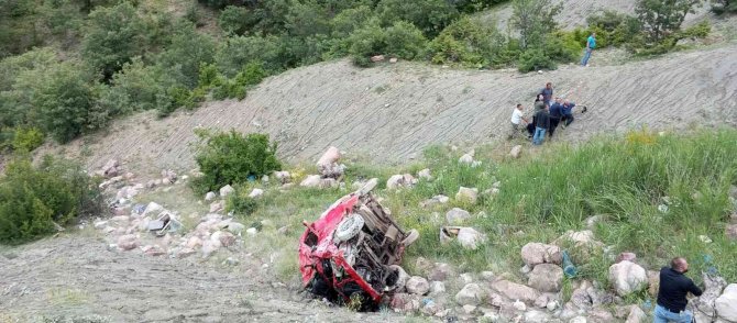 Minibüs uçuruma yuvarlandı. 4 ölü, 1 yaralı