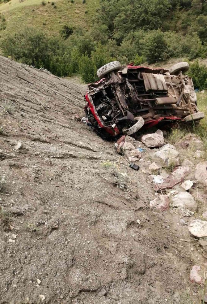 Minibüs uçuruma yuvarlandı. 4 ölü, 1 yaralı