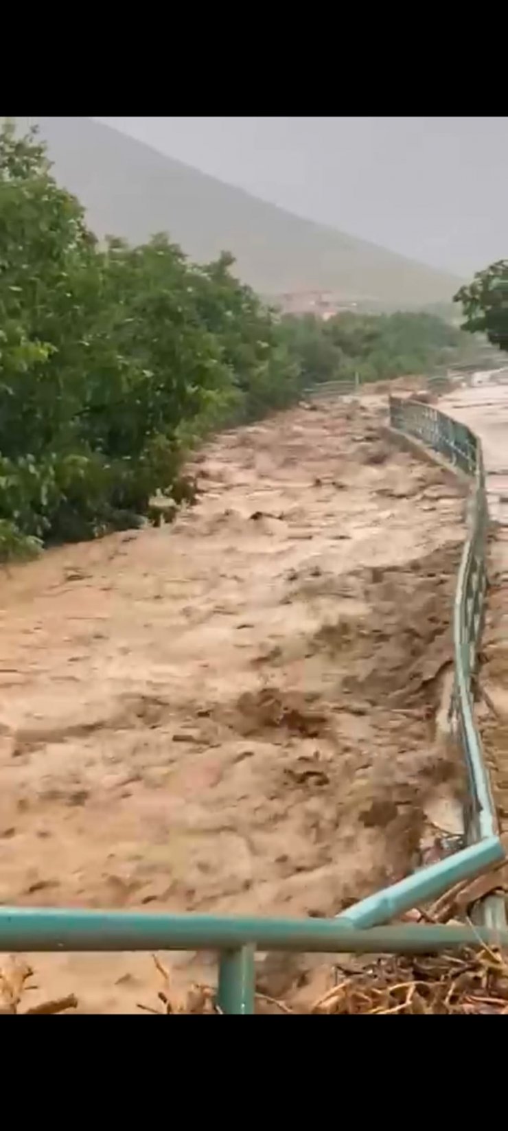 Niğde'de şiddetli sağanak; dereler taştı