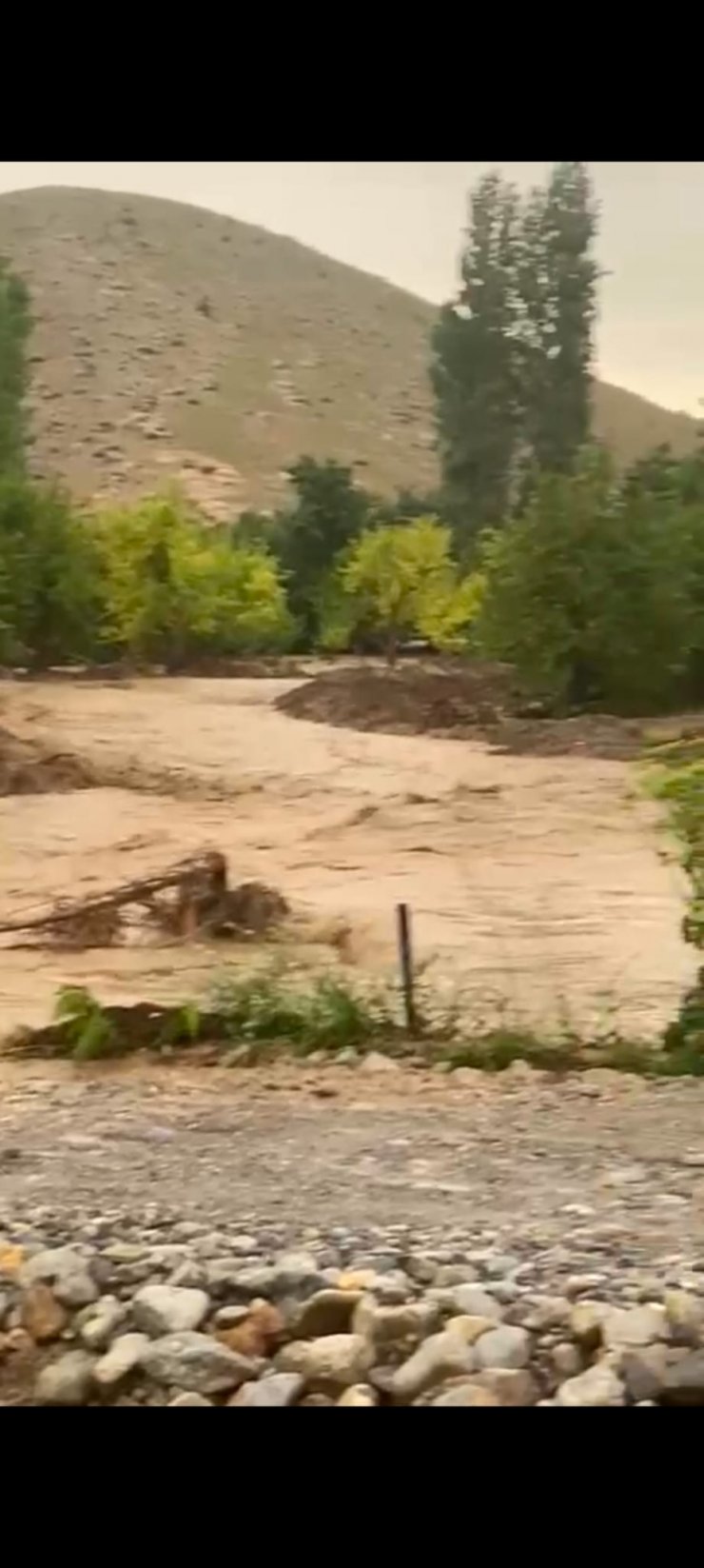 Niğde'de şiddetli sağanak; dereler taştı
