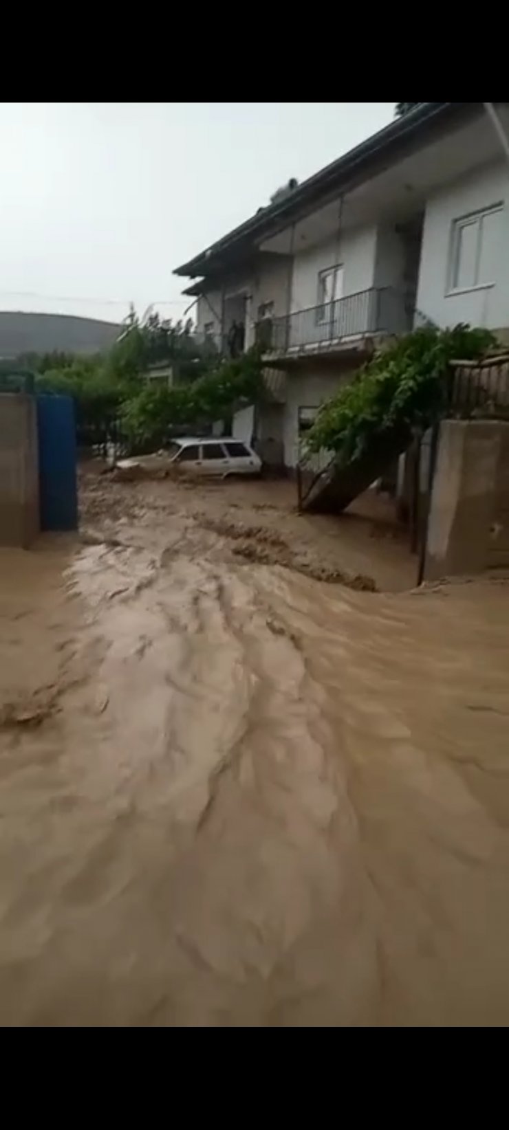 Niğde'de şiddetli sağanak; dereler taştı