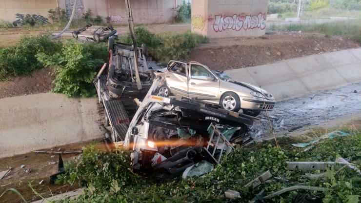Otomobil taşıyan TIR viyadükten uçtu: 1 ağır yaralı