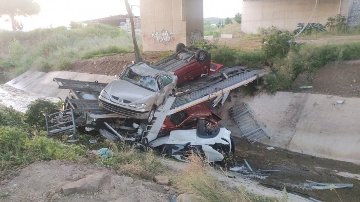 Otomobil taşıyan TIR viyadükten uçtu: 1 ağır yaralı
