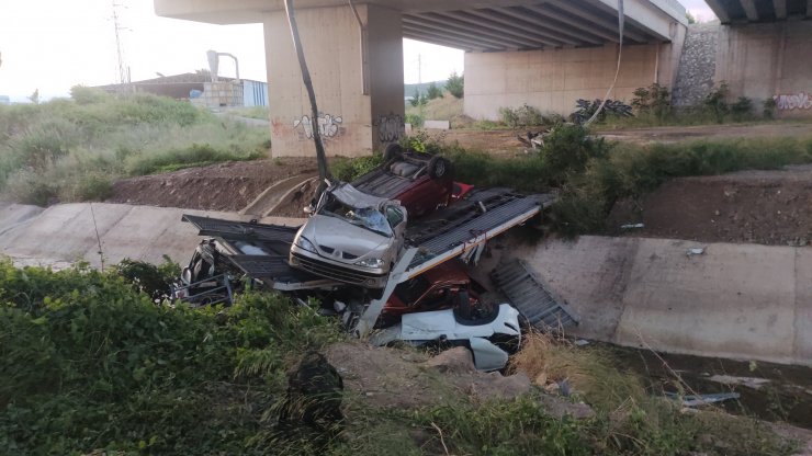 Otomobil taşıyan TIR viyadükten uçtu: 1 ağır yaralı