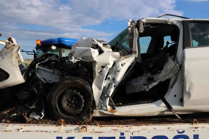 Otomobil traktör römorkuna çarptı: 1 ölü, 4 yaralı
