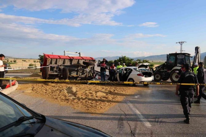 Otomobil traktör römorkuna çarptı: 1 ölü, 4 yaralı