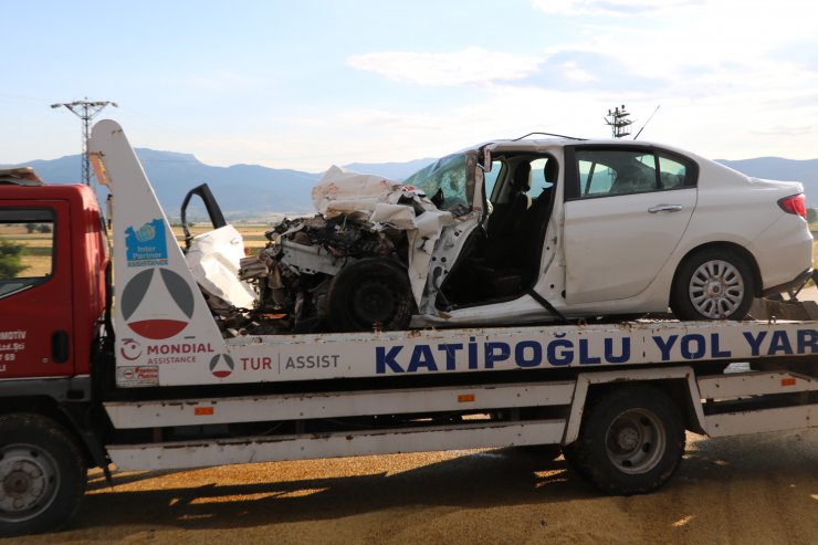 Otomobil traktörün römorkuna çarptı: 1 ölü, 5 yaralı