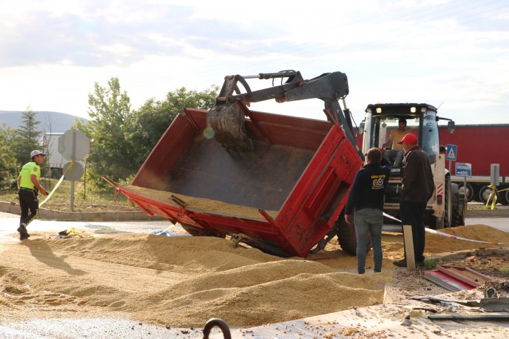 Otomobil traktörün römorkuna çarptı: 1 ölü, 5 yaralı