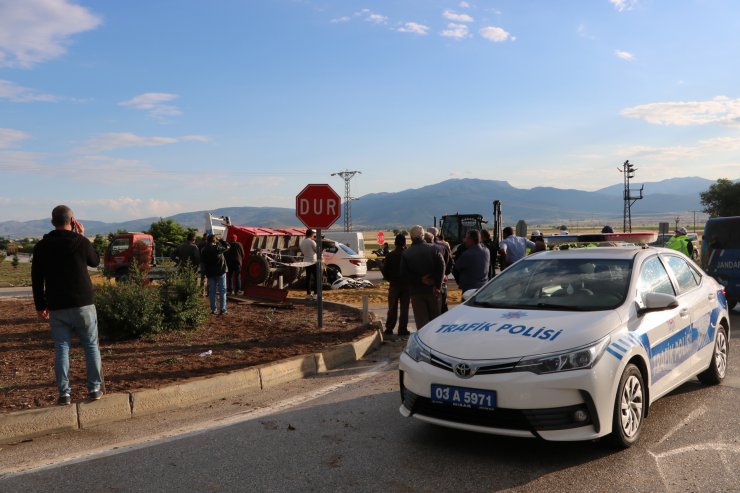 Otomobil traktörün römorkuna çarptı: 1 ölü, 5 yaralı