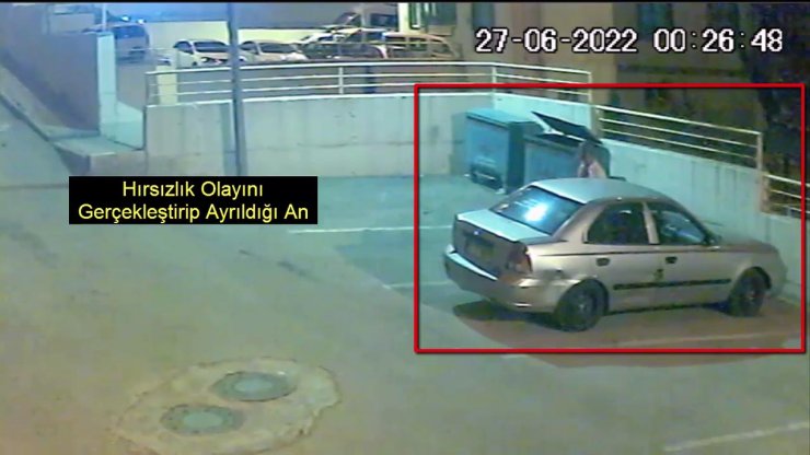 Park halindeki otomobilin camını kırıp telefonu çaldı