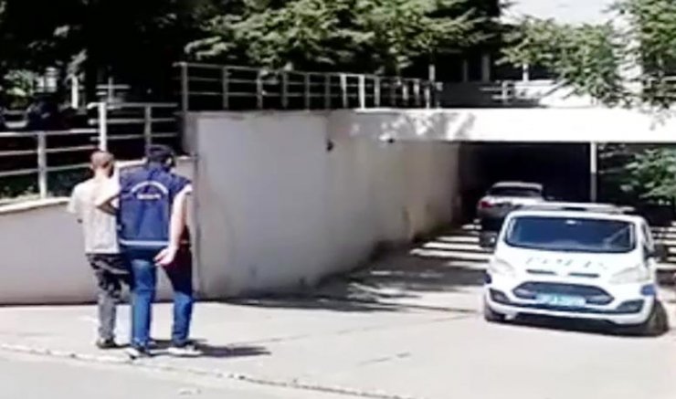 Park halindeki otomobilin camını kırıp telefonu çaldı