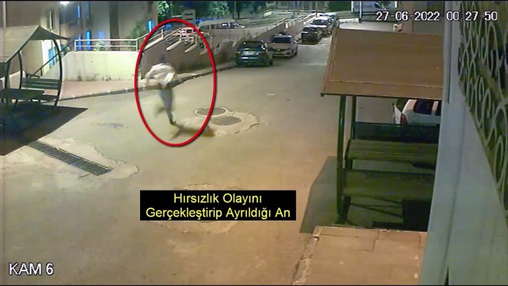 Park halindeki otomobilin camını kırıp telefonu çaldı