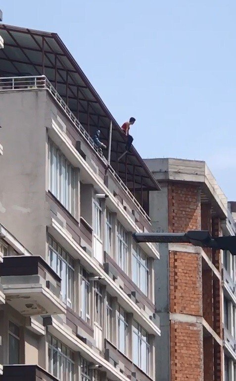 Polisin hamlesi kadını kurtardı