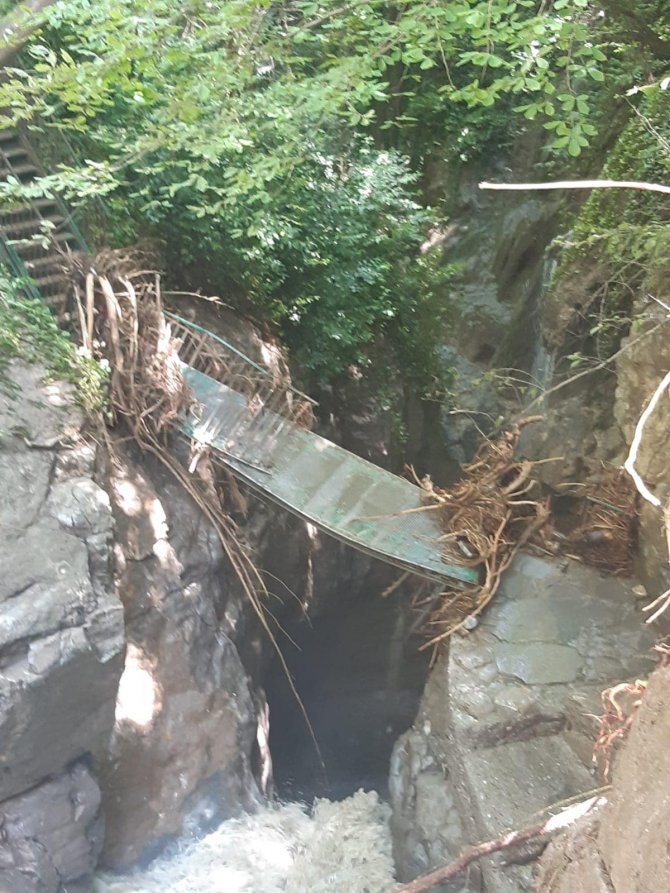 Sel suları turizm bölgelerini yıktı geçti