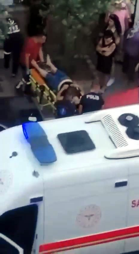 Sevgilisinin boğazını bıçakla kesti, yanına kimseyi yaklaştırmadı