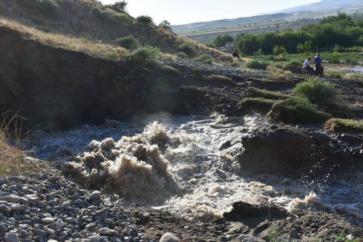 Sulama kanalının sifonu patladı, 120 ton buğday suya kapıldı