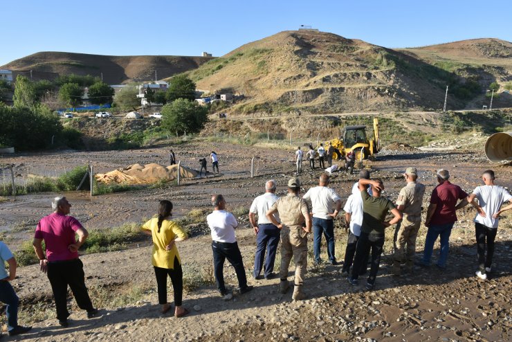 Sulama kanalının sifonu patladı, 120 ton buğday suya kapıldı