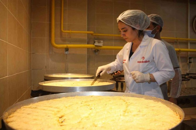 Tatlıcılar siparişleri yetiştirmek için üç vardiyaya geçti