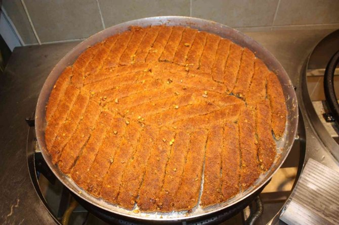 Tatlıcılar siparişleri yetiştirmek için üç vardiyaya geçti