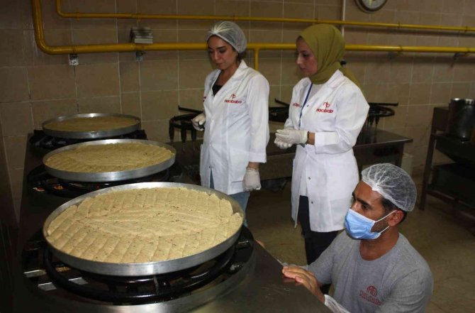 Tatlıcılar siparişleri yetiştirmek için üç vardiyaya geçti