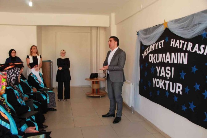 Televizyondaki altyazıları okuyamıyordu: 66 yaşında cübbe giyip kep attı