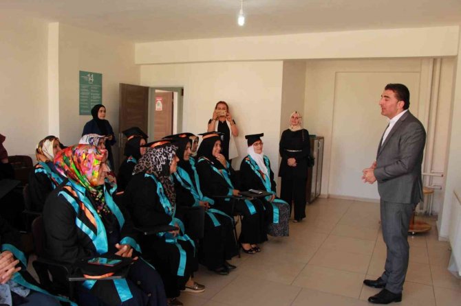 Televizyondaki altyazıları okuyamıyordu: 66 yaşında cübbe giyip kep attı