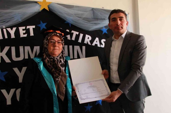 Televizyondaki altyazıları okuyamıyordu: 66 yaşında cübbe giyip kep attı