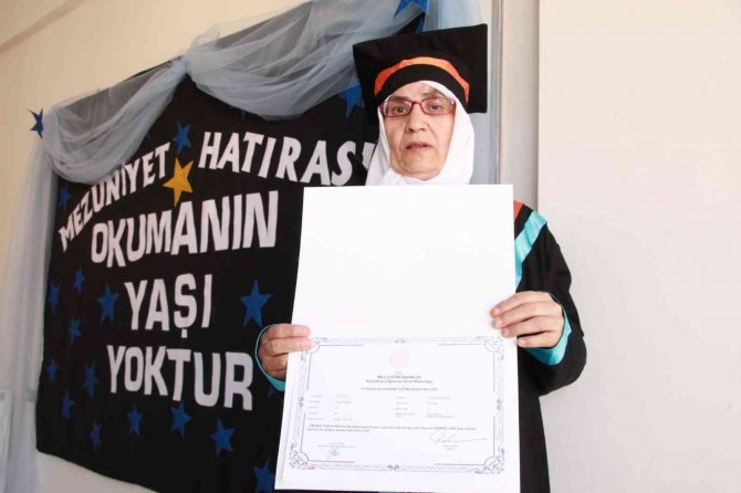 Televizyondaki altyazıları okuyamıyordu: 66 yaşında cübbe giyip kep attı