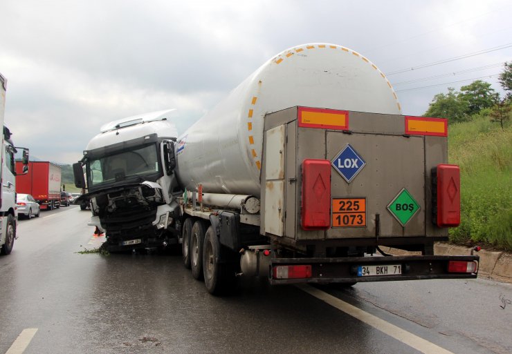 TEM'de 6 araç birbirine girdi, 8 yaralı