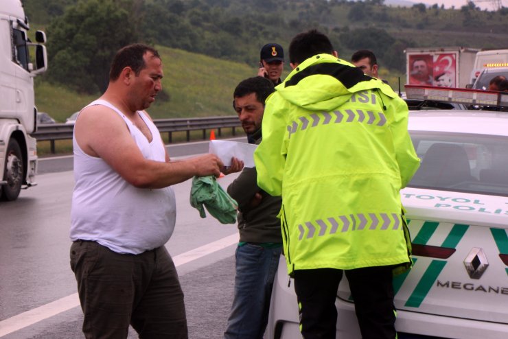 TEM'de 6 araç birbirine girdi, 8 yaralı