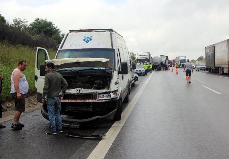 TEM'de 6 araç birbirine girdi, 8 yaralı