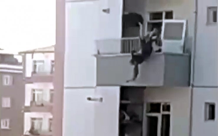 Yangında balkondan atlayan kadını yakaladı