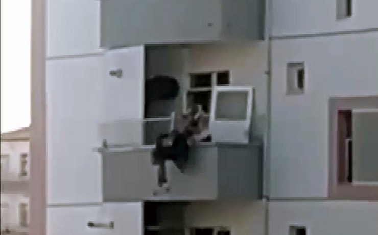 Yangında balkondan atlayan kadını yakaladı