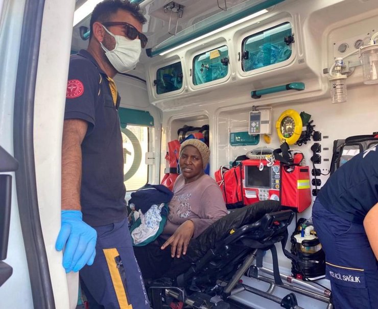 Yunanistan'a kaçmak isteyen kadın, botta doğum yaptı