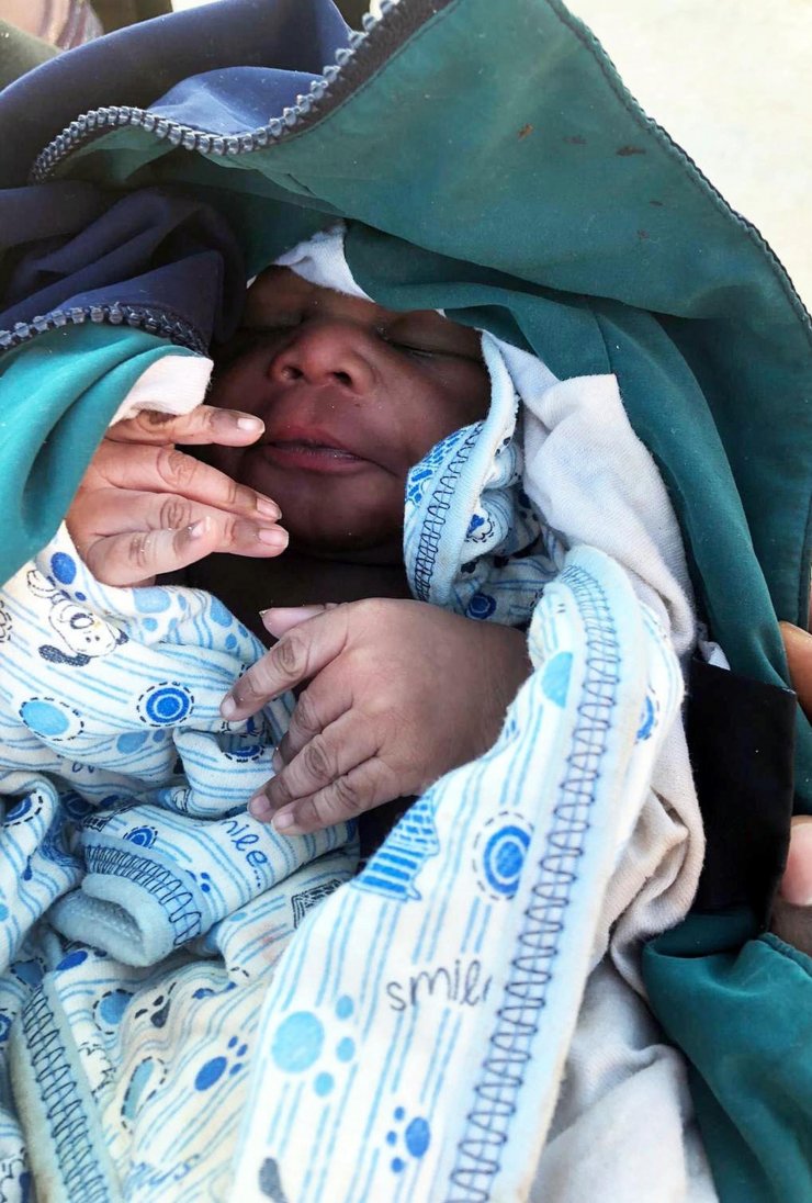 Yunanistan'a kaçmak isteyen kadın, botta doğum yaptı