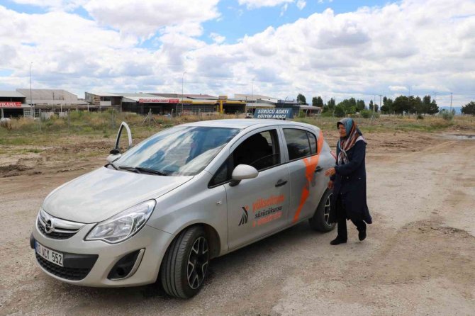 69 yaşında ehliyet aldı