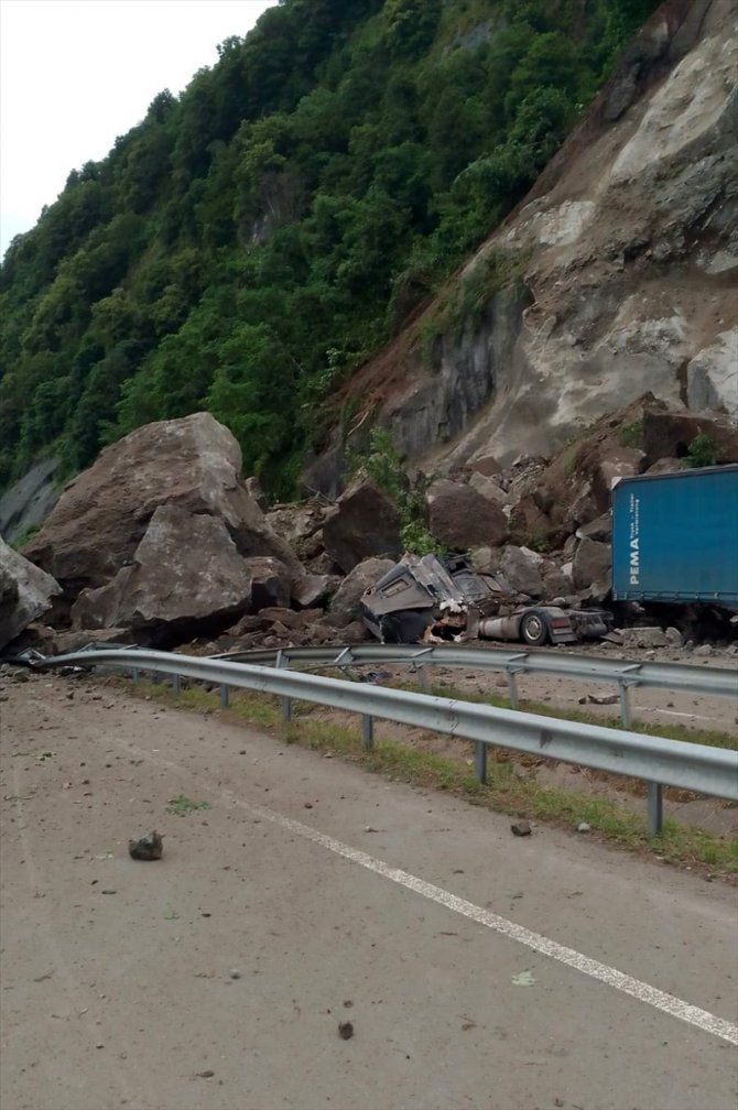 Artvin'de kara yolundaki tırların üzerine kaya düşmesi sonucu 1 kişi öldü