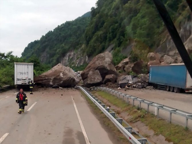 Artvin'de kara yolundaki tırların üzerine kaya düşmesi sonucu 1 kişi öldü