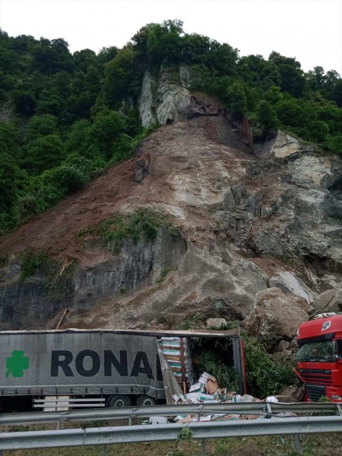 Artvin'de kara yolundaki tırların üzerine kaya düşmesi sonucu 1 kişi öldü