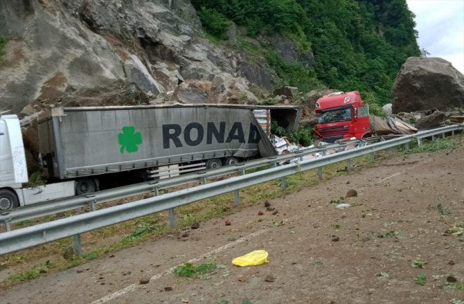 Artvin'de kara yolundaki tırların üzerine kaya düşmesi sonucu 1 kişi öldü