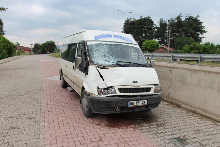 Engelli oğluyla yolun karşısına geçmeye çalışırken, minibüs çarpmasıyla öldü