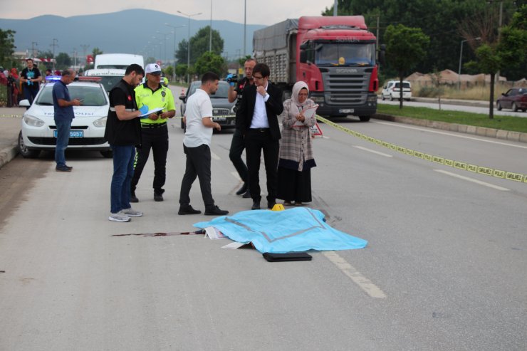 Engelli oğluyla yolun karşısına geçmeye çalışırken, minibüs çarpmasıyla öldü