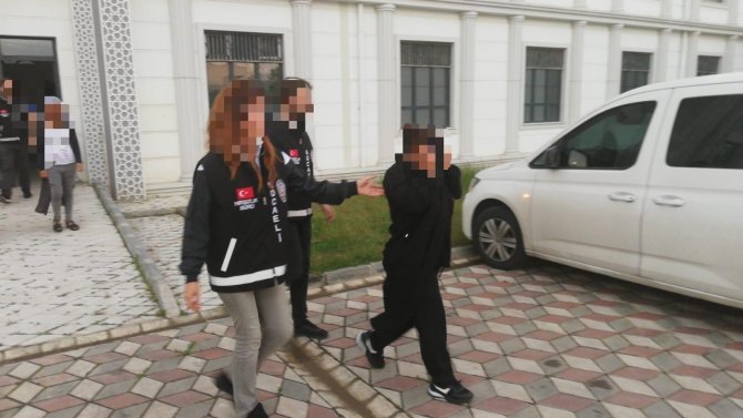 Evlerden para ve ziynet eşyası çalıyorlardı, yakayı ele verdiler