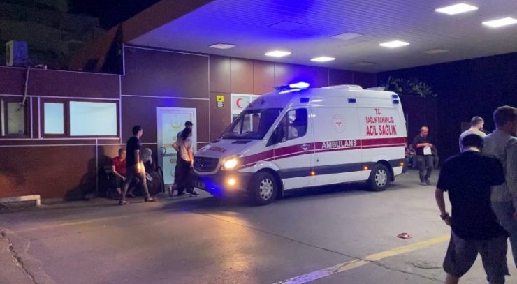 Husumetli iki aile arasında taşlı, sopalı ve bıçaklı kavga: 1'i ağır 13 yaralı