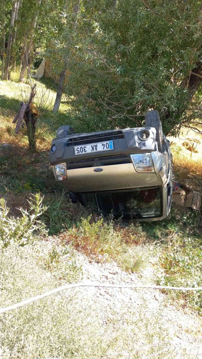 Kamyonet takla attı: 3 yaralı