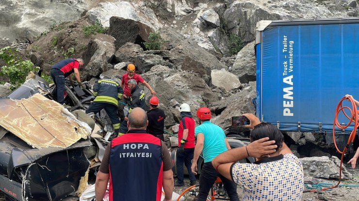 Kayaların altında kalan TIR'ın şoförü öldü