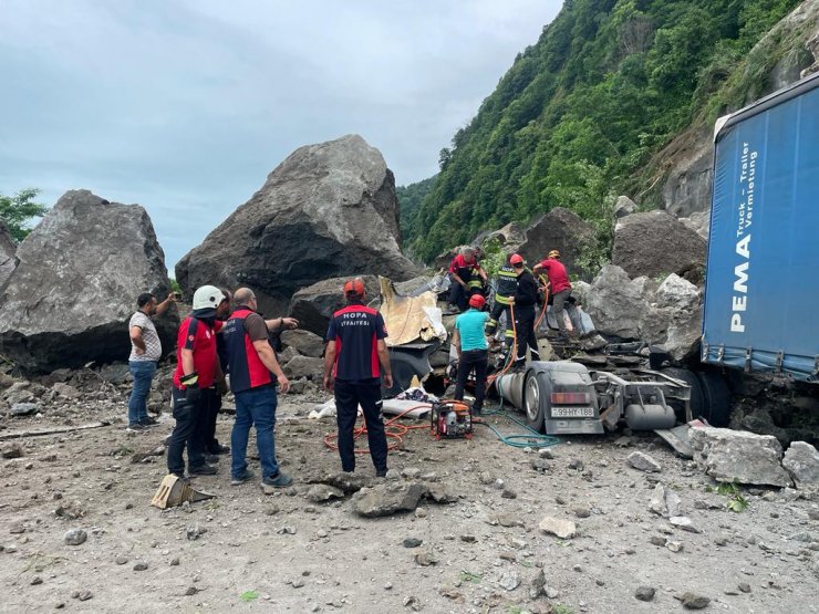 Kayaların altında kalan TIR'ın şoförü öldü