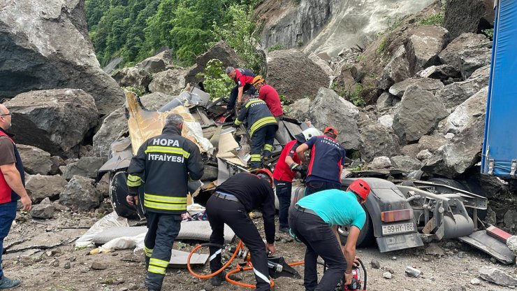 Kayaların altında kalan TIR'ın şoförü öldü